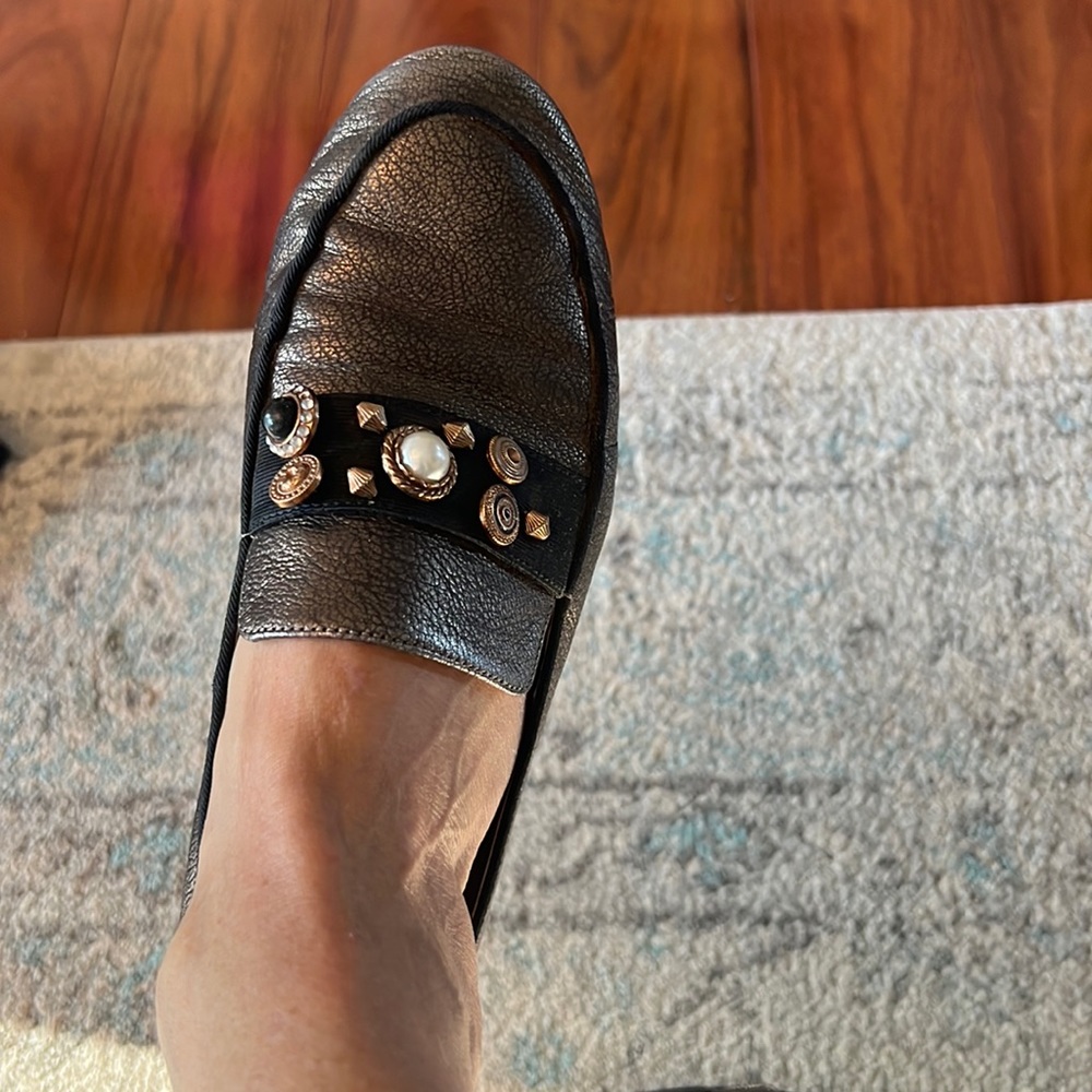Flat shoes